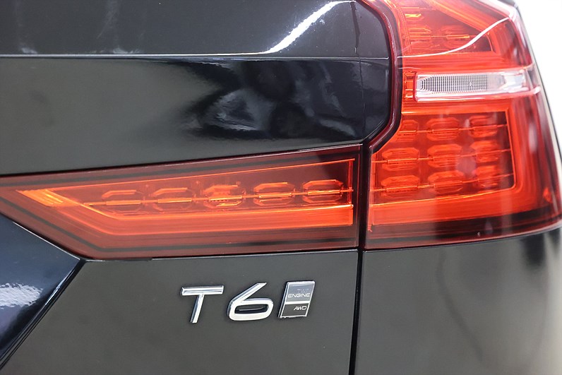 Volvo V60 Recharge T6 AWD 340hk Momentum Keyless CarPlay PDC