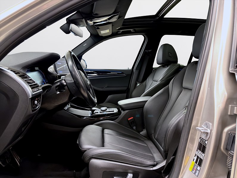 BMW iX3 286hk M Sport Charged Pano Navi Drag B-kamera