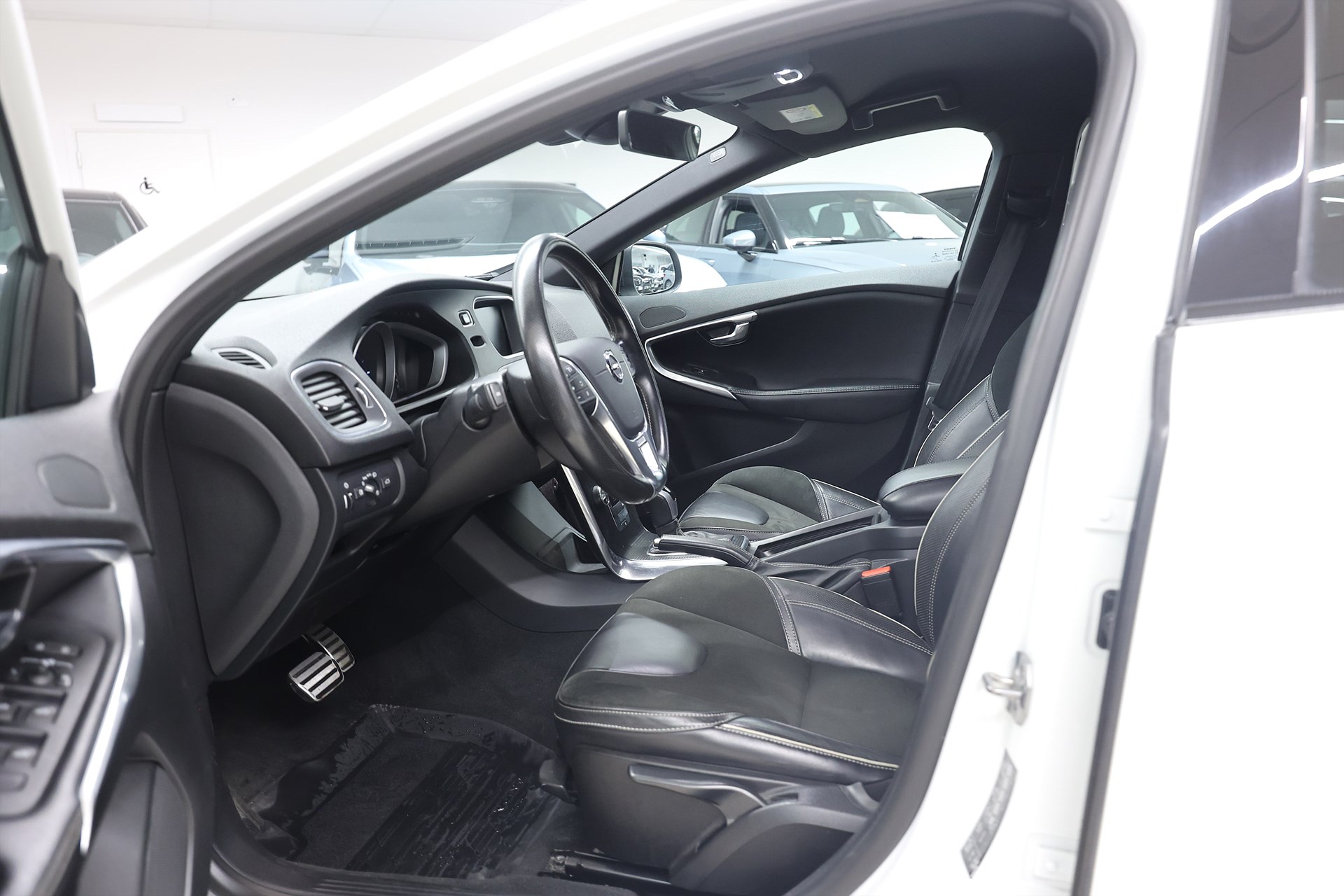 Volvo V40 D2 120hk R-Design PDC LED Farth Bluetooth