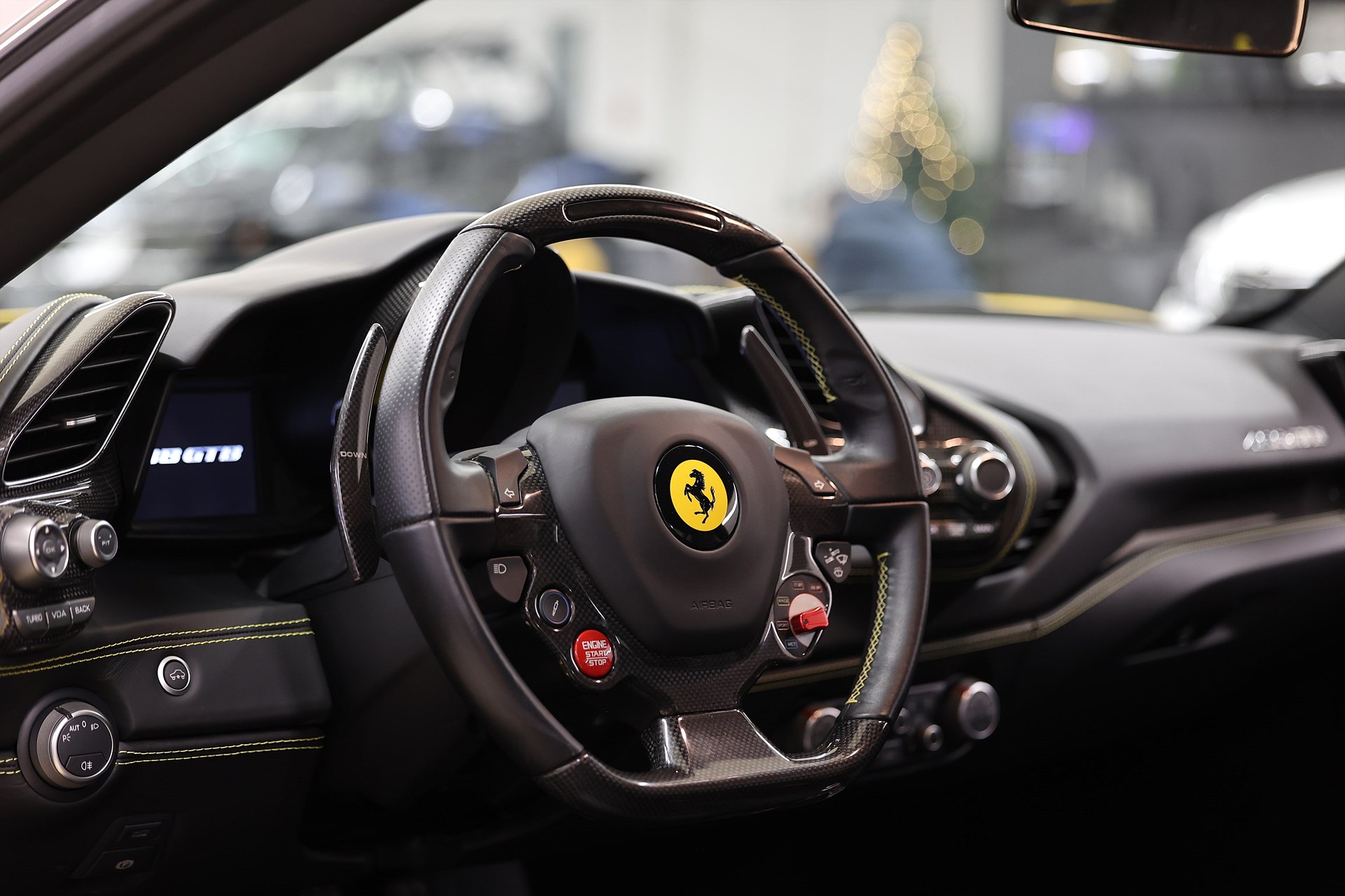 Ferrari 488 GTB 3.9 V8 670hk Kolfiber Giallo Svensksåld