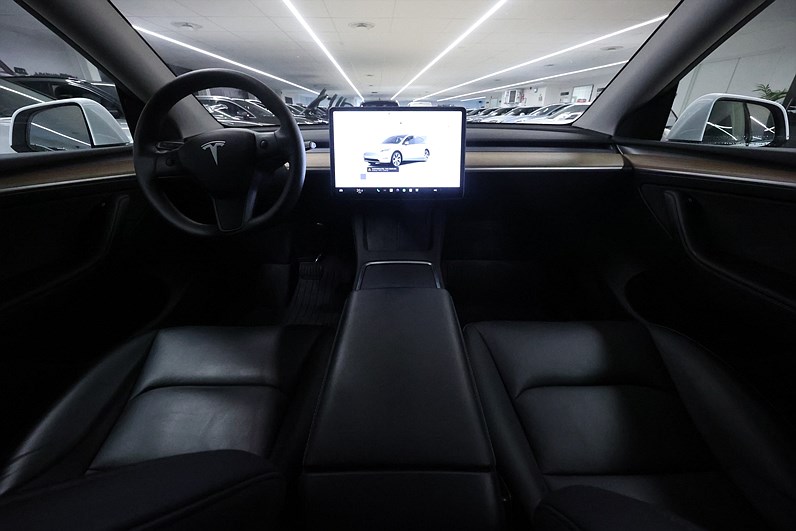 Tesla Model Y Long Range AWD 514hk Pano Drag Navi Läder