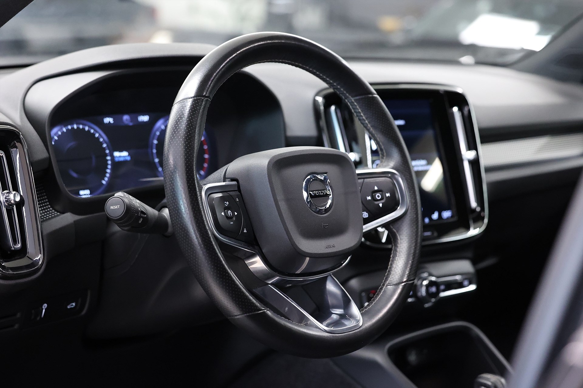 Volvo XC40 T2 129hk *Hjulkampanj!* R-Design Drag Navi VOC Keyless