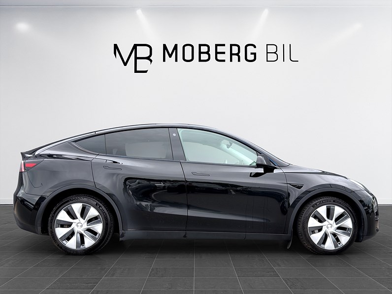Tesla Model Y Long Range AWD 514hk Pano Läder Navi B-Kamera