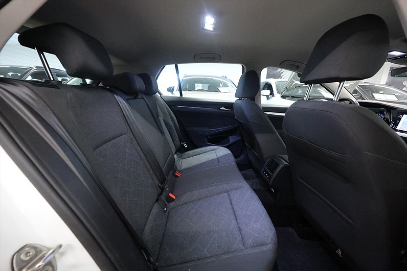 Volkswagen Golf 1.0 TSI 110hk Base Navi CarPlay PDC