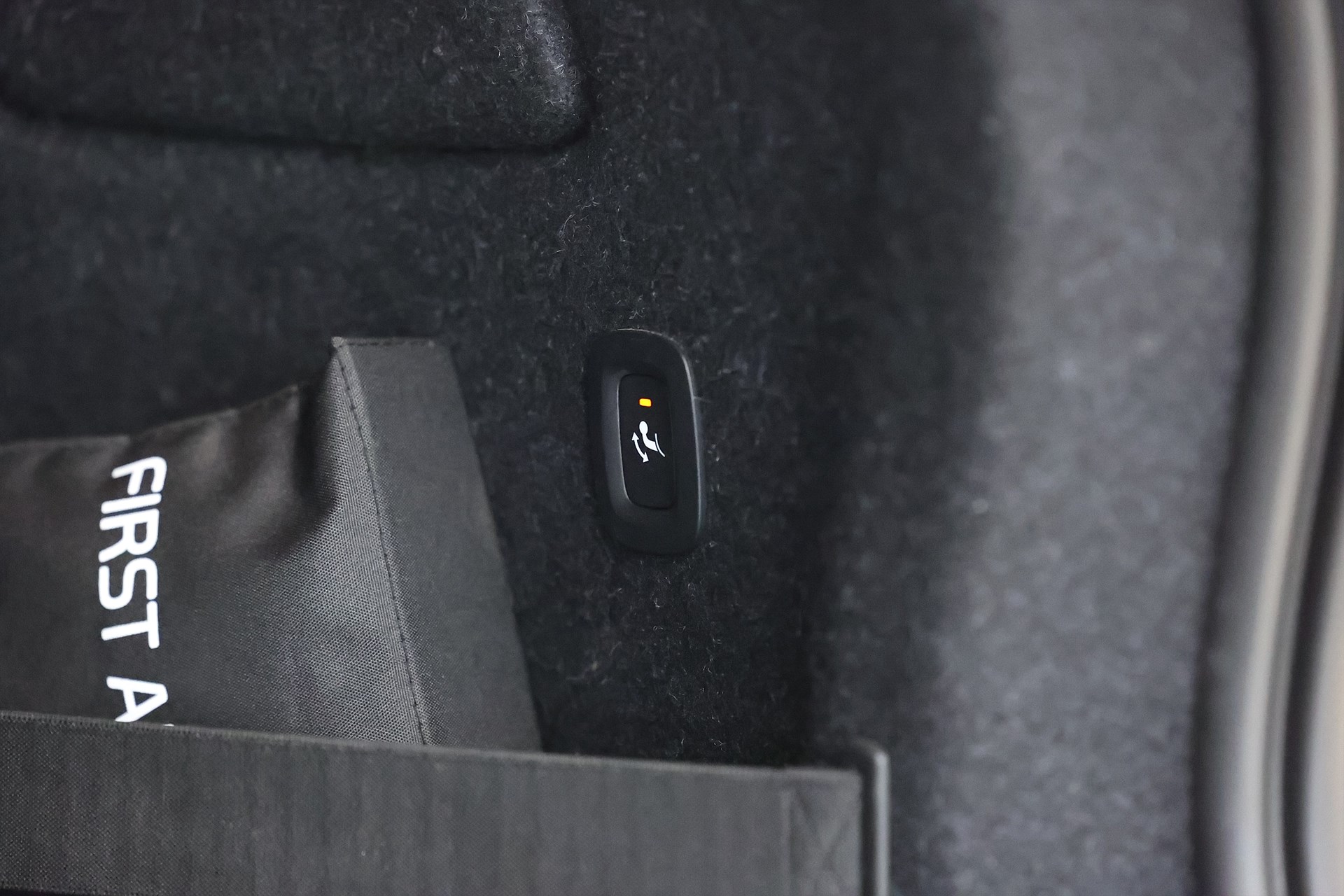 Volvo XC40 Recharge T4 DCT 211hk Inscription H/K Läder Keyless Drag