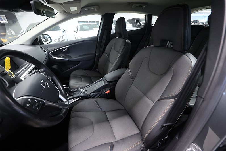 Volvo V40 Cross Country D3 150hk Momentum Värmare BLIS