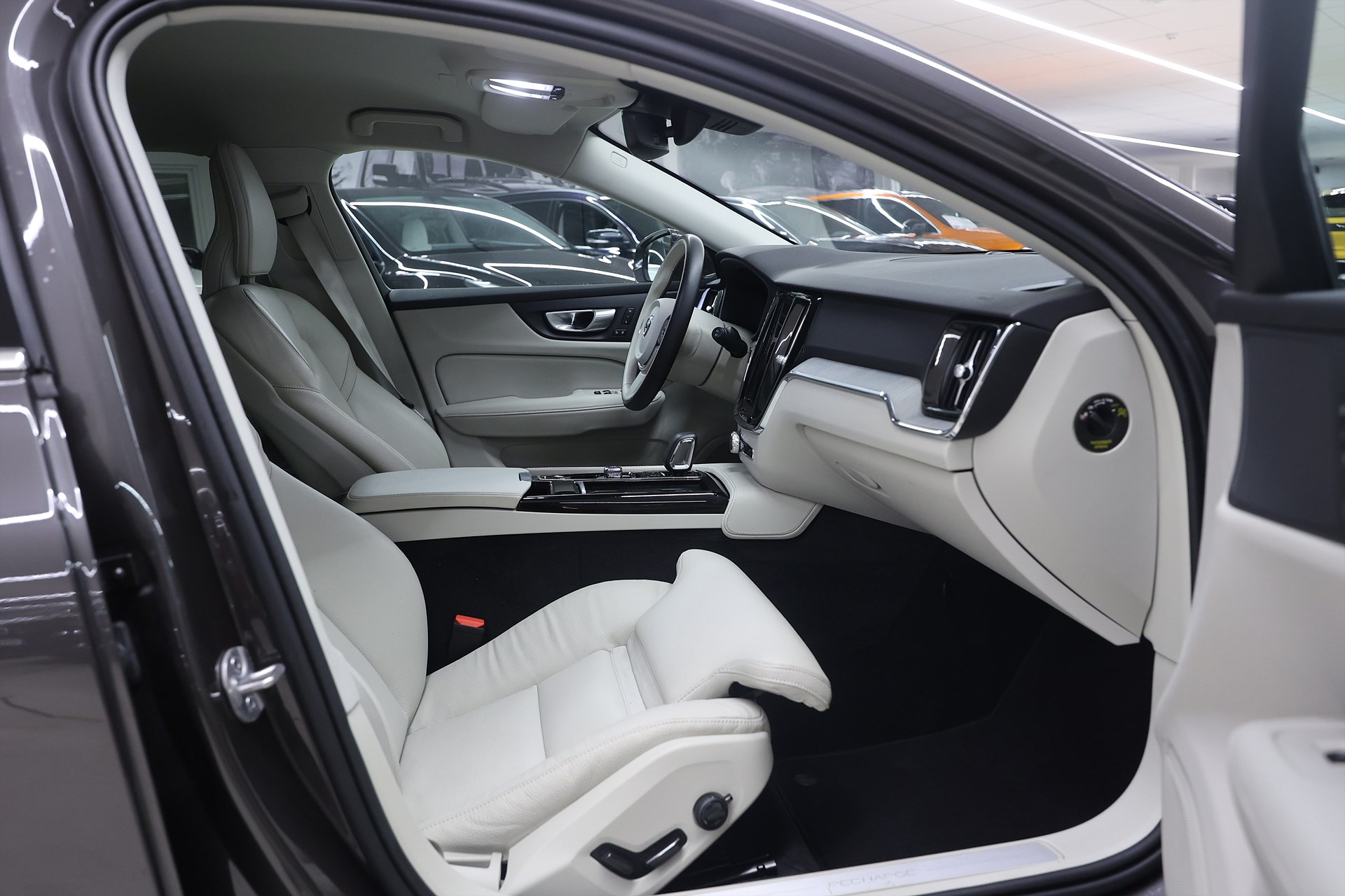 Volvo V60 Recharge T6 AWD 350hk Core Bright Skinn Drag