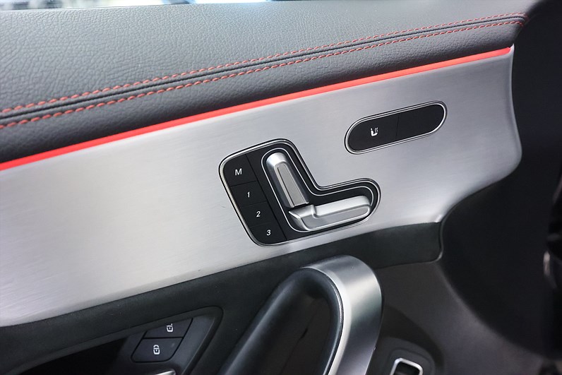 Mercedes-Benz CLA 250 e 218hk AMG Pano Värmare Widescreen