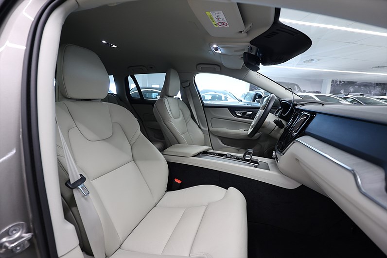 Volvo V60 Cross Country B4 Momentum H/K B-Kamera Skinn Keyless