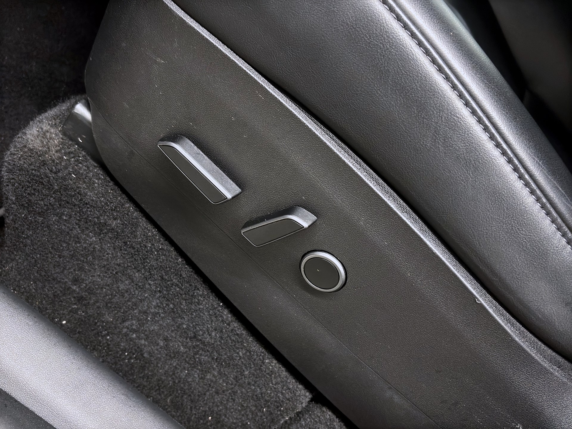 Tesla Model Y Long Range AWD 514hk Pano Läder Drag Navi