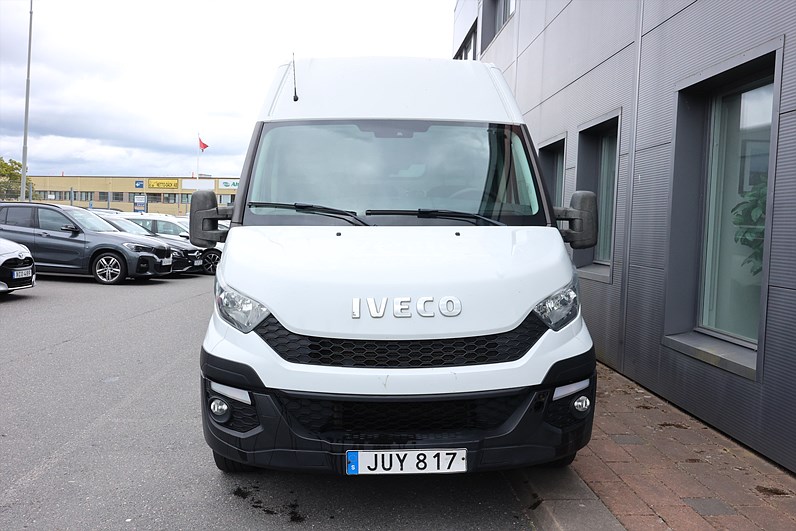 Iveco Daily 35-130 Skåpbil 2.3 JTD Hi-Matic 126hk Värmare 3 sits