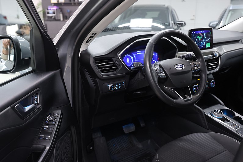 Ford Kuga Hybrid AWD 190hk *Hjulkampanj!* Sync 4 Navi B-kamera MOMS