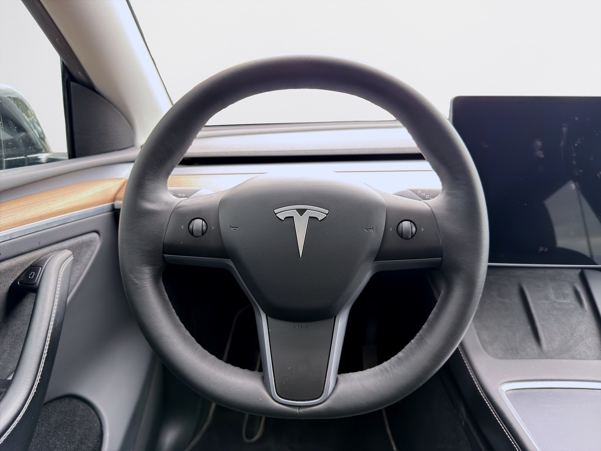 Tesla Model Y Long Range AWD 514hk Pano Läder Navi B-Kamera