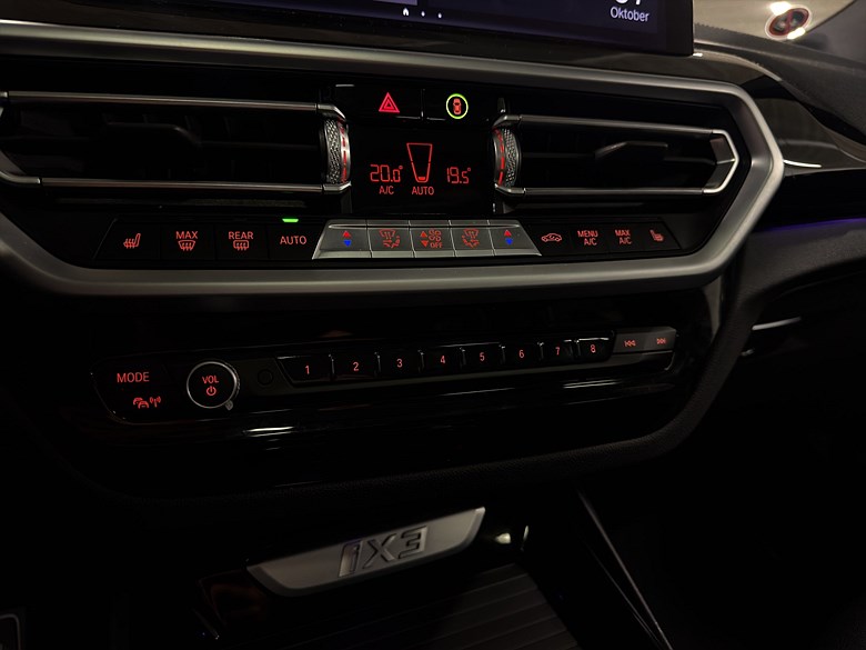 BMW iX3 M Charged 2022 SOH 94,1% drag, Pano, MOMS 2022, svart – bild 16 av 23, begagnad hos Niber i Järfälla