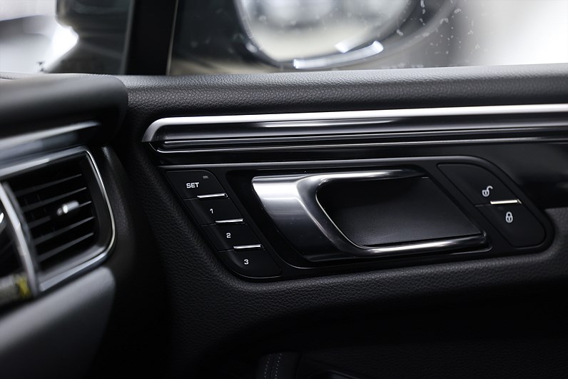 Porsche Macan Turbo Performance 441hk Sport Chrono BOSE Drag