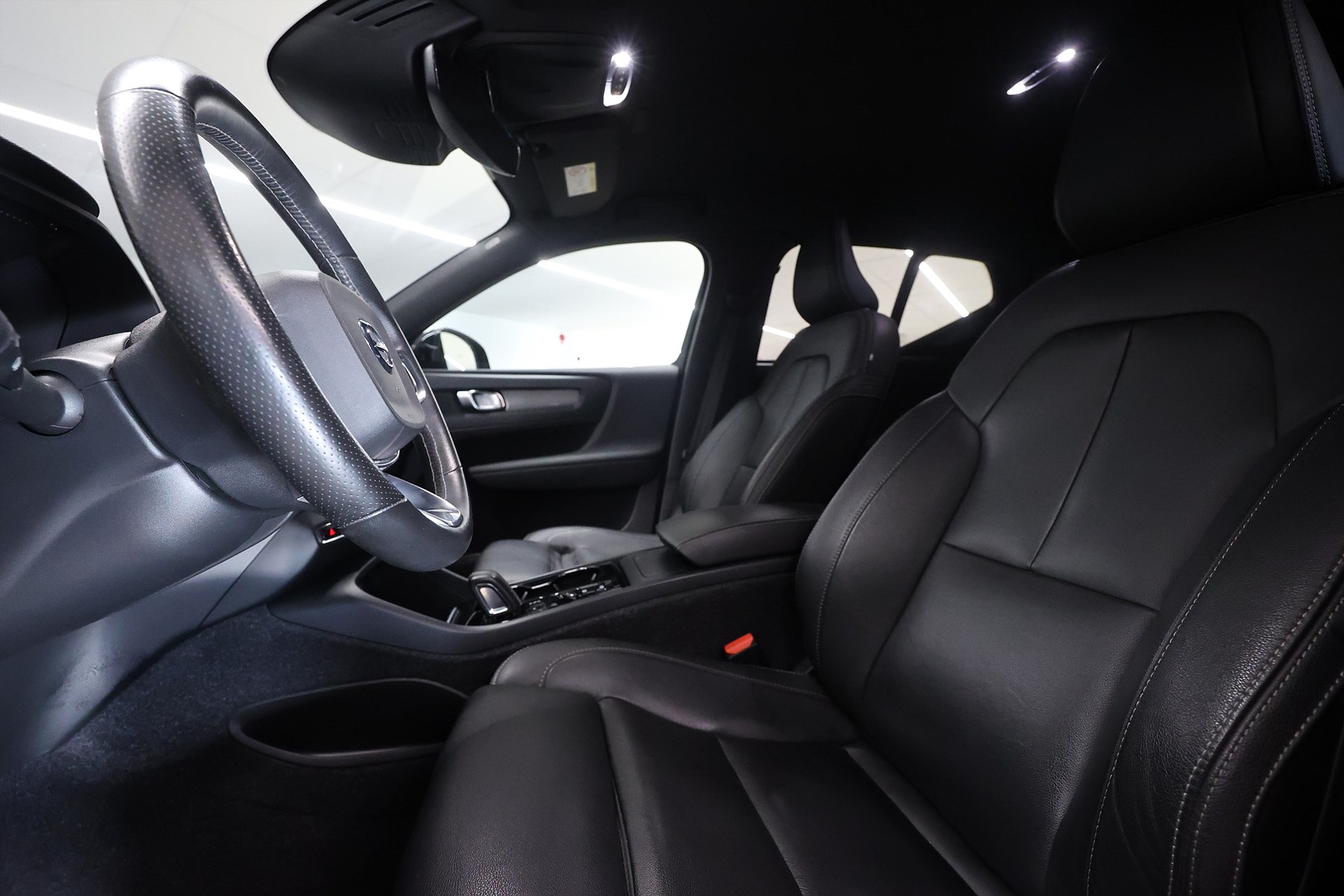 Volvo XC40 T2 129hk *Hjulkampanj!* R-Design Drag Navi VOC Keyless