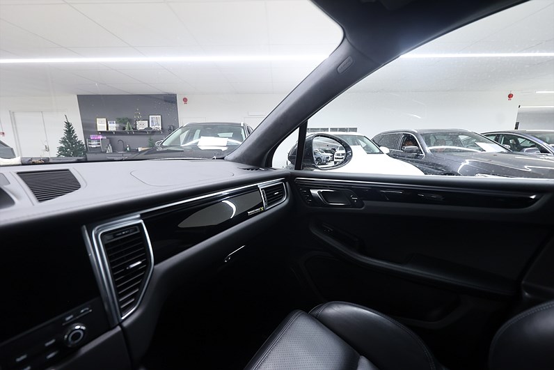 Porsche Macan Turbo Performance 441hk Sport Chrono BOSE Drag