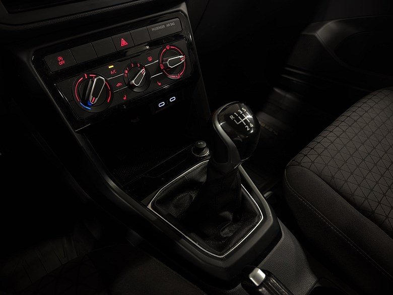 Volkswagen T-Cross 1.0 TSI, NYSERVAD, V-hjul, FR 2,99% 2020, svart – bild 11 av 17, begagnad hos Niber i Järfälla