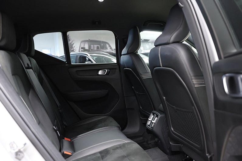 Volvo XC40 D3 150hk R-Design Värmare B-kamera Drag Navi
