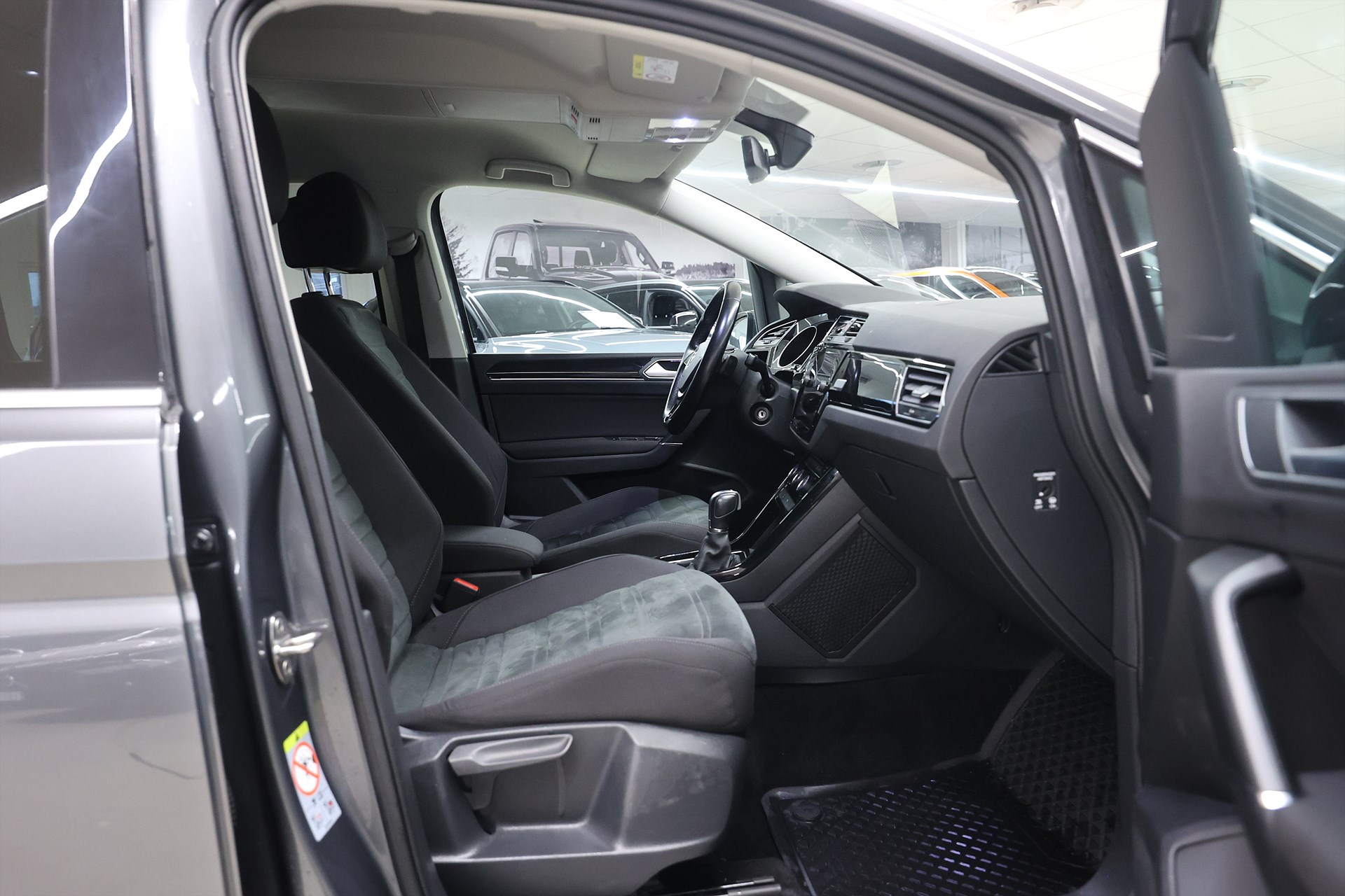 Volkswagen Touran 1.8 TSI 180hk *Hjulkampanj!* R-Line Drag