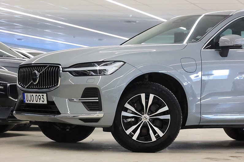 Volvo XC60 Recharge T6 AWD 350hk Core Pano Keyless Navi Drag