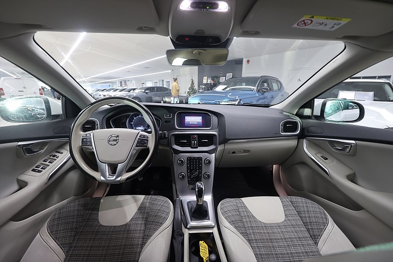Volvo V40 D2 120hk Business Adv Keyless B-kamera Värmare