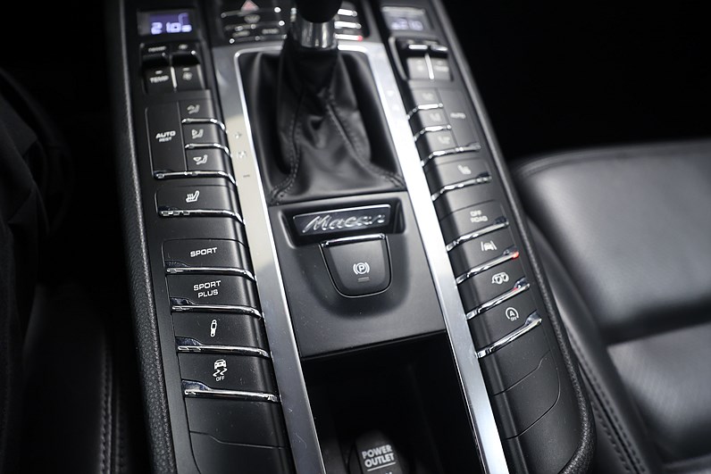 Porsche Macan Turbo Performance 441hk Sport Chrono BOSE Drag