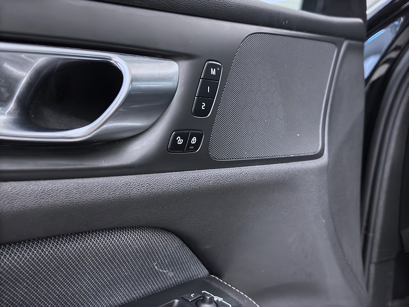 Volvo S60 Recharge T8 392hk R-Design Navi CarPlay B-Kamera