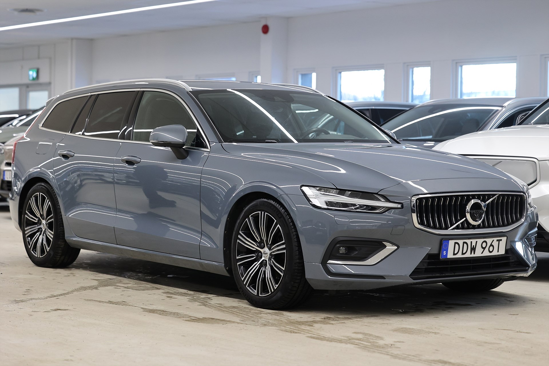 Volvo V60 B3 163hk Inscription H/K HUD Pano Massage 360 Drag