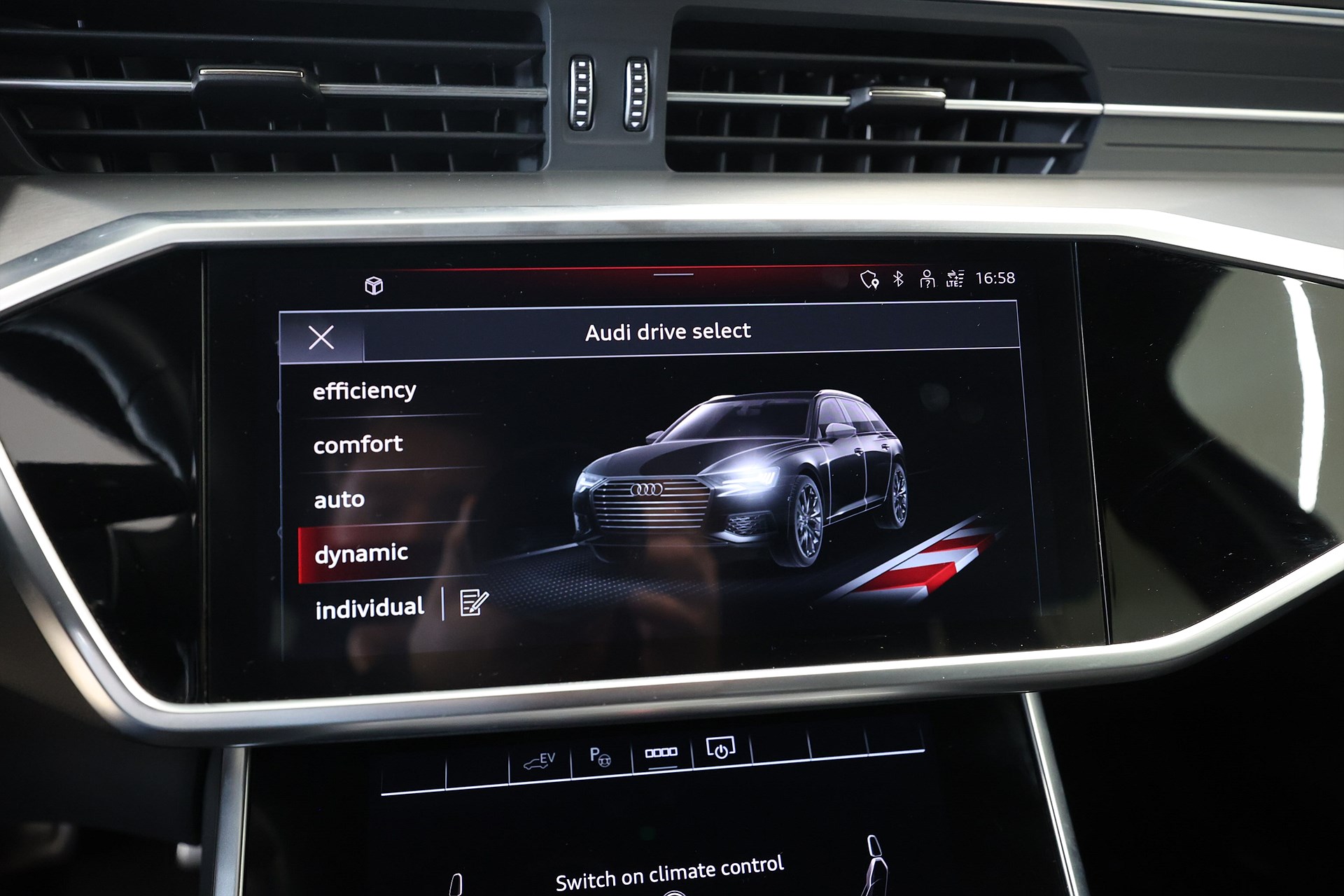 Audi A6 Avant 55 TFSI e Q S Line Svart Optik Drag Cockpit MOMS