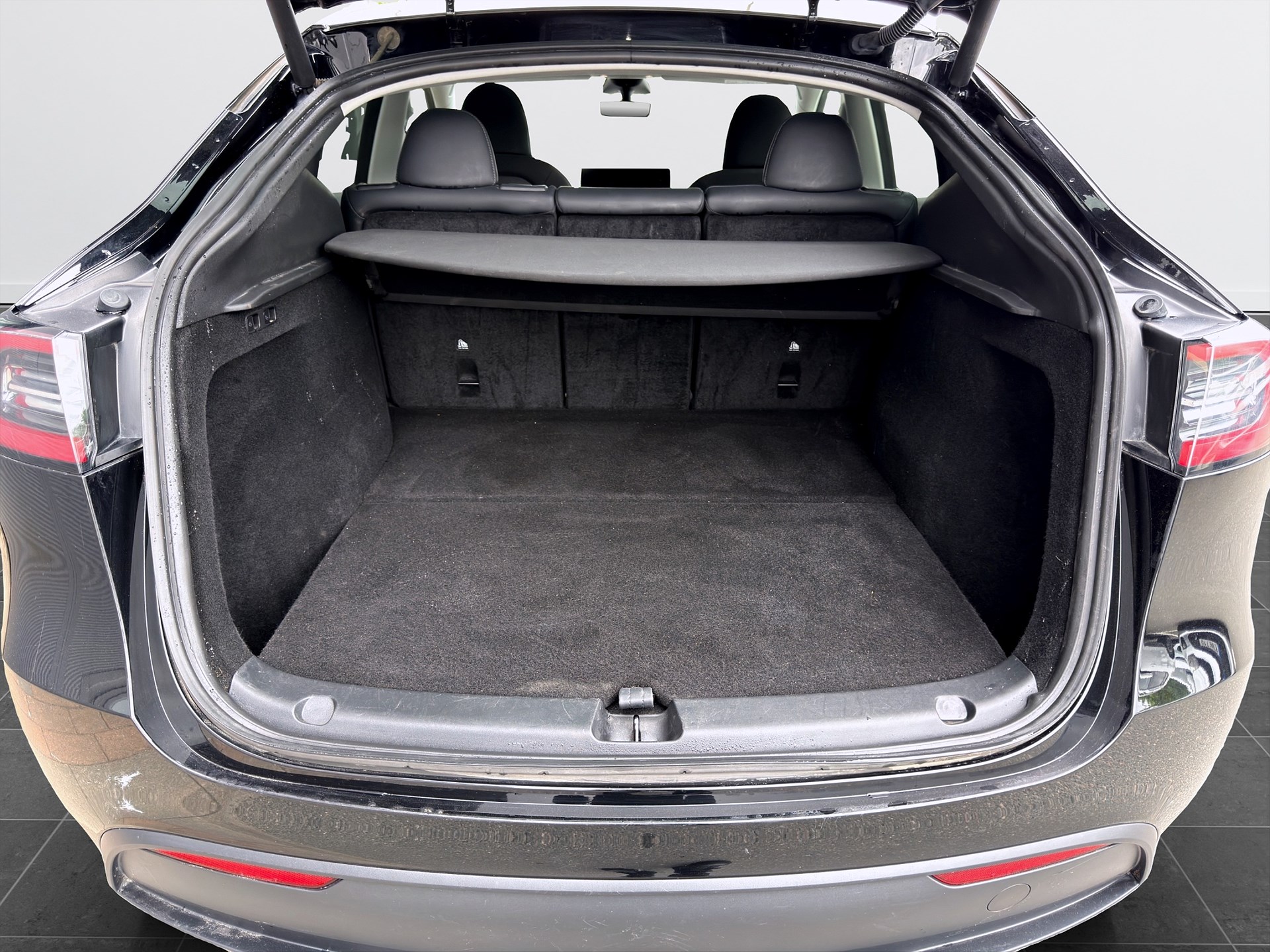 Tesla Model Y Long Range AWD 514hk Pano Läder Navi B-Kamera