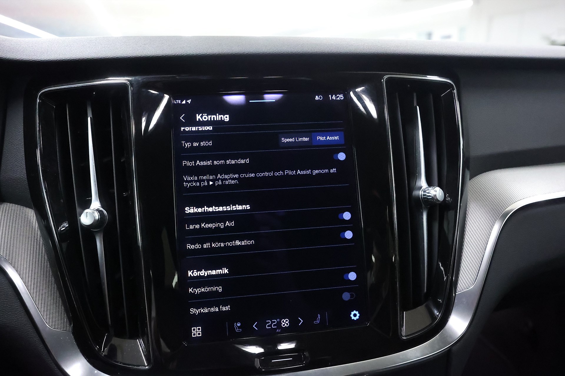 Volvo V60 Recharge T6 AWD 350hk Core H/K Läder Keyless Navi Drag