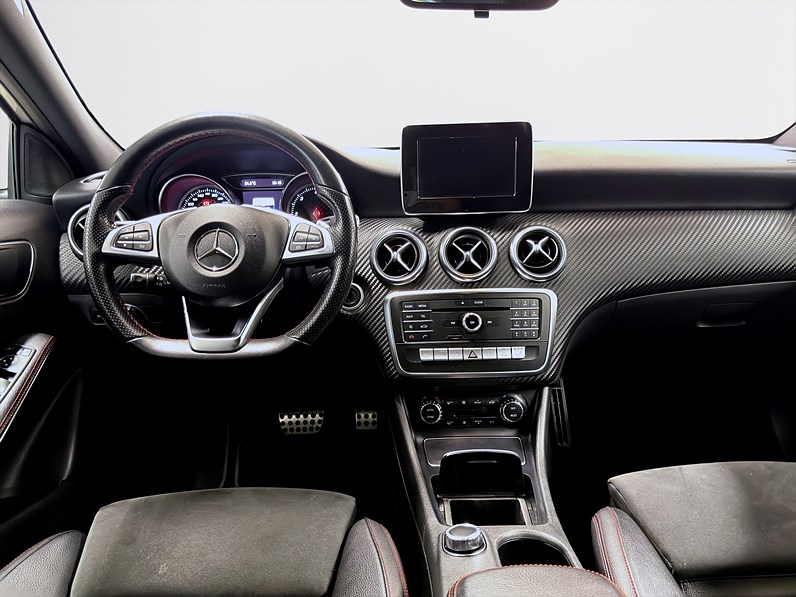 Mercedes-Benz A 180 d 109hk AMG Line Pano B-Kamera Navi