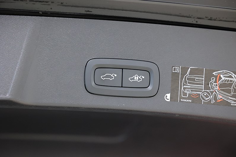 Volvo XC40 T2 129hk *Hjulkampanj!* R-Design Drag Navi VOC Keyless