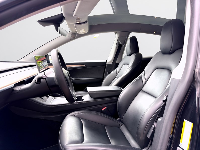 Tesla Model Y Long Range AWD 514hk Pano Läder Navi B-Kamera