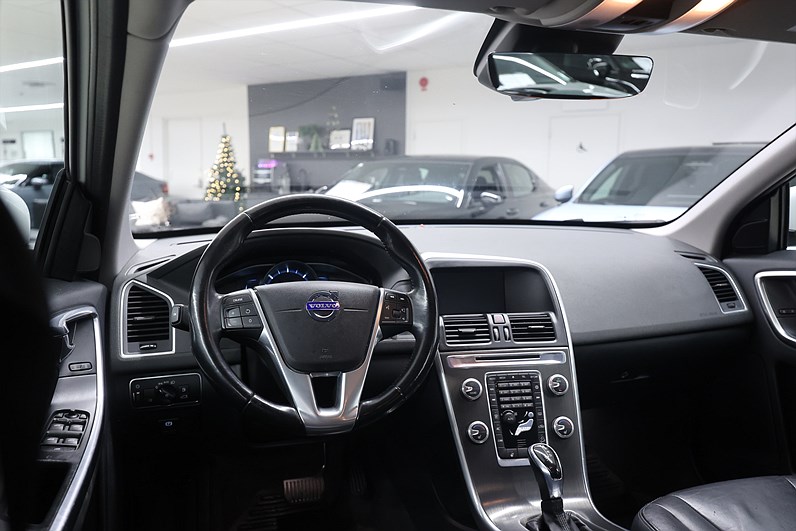 Volvo XC60 D4 AWD 181hk *Hjulkampanj!* Summum B-kamera Värmare