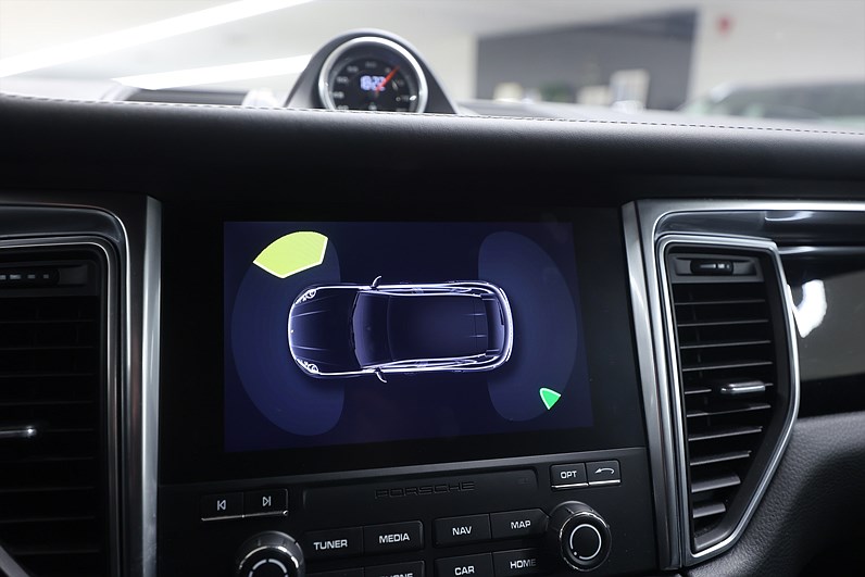 Porsche Macan Turbo Performance 441hk Sport Chrono BOSE Drag