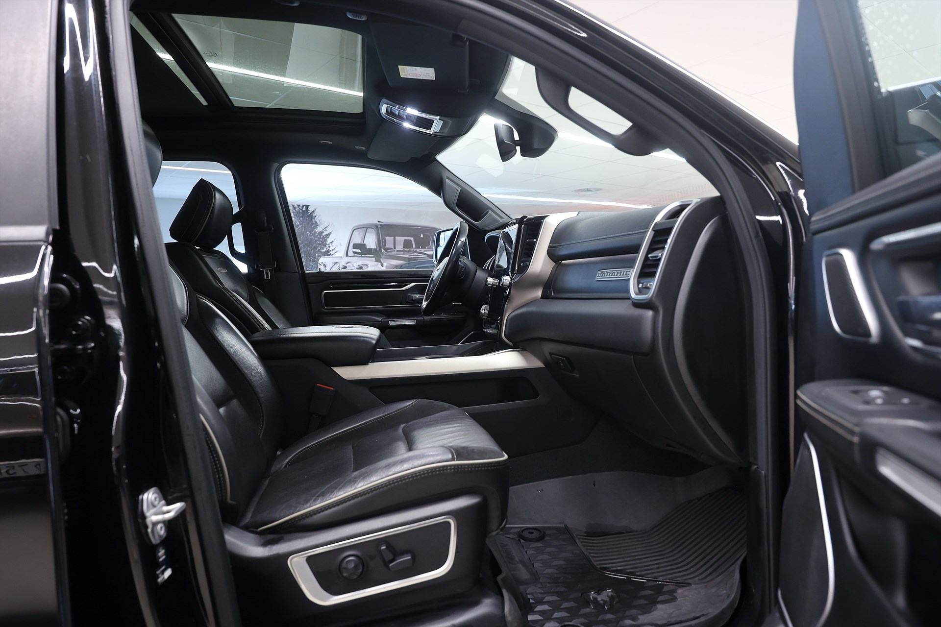 Dodge Ram 1500 Crew Cab 5.7 V8 HEMI 4x4 395hk Laramie LVL 2