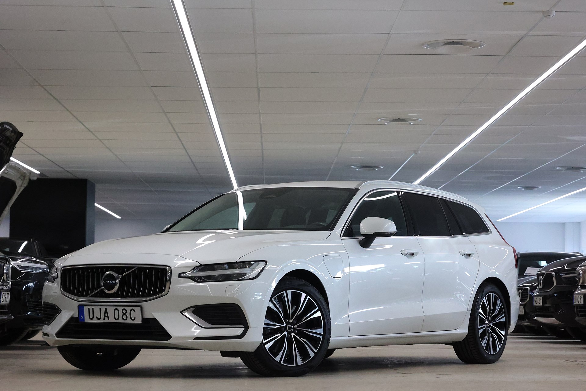 Volvo V60 Recharge T6 AWD 350hk Navi Värmare Drag Keyless