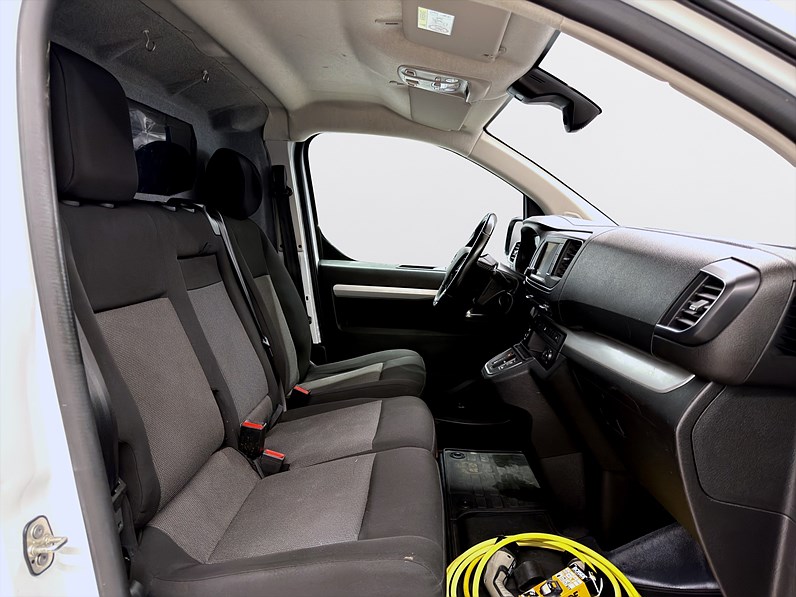 Skåpbil 136hk L3 Drag Keyless Navi B-Kamera PDC