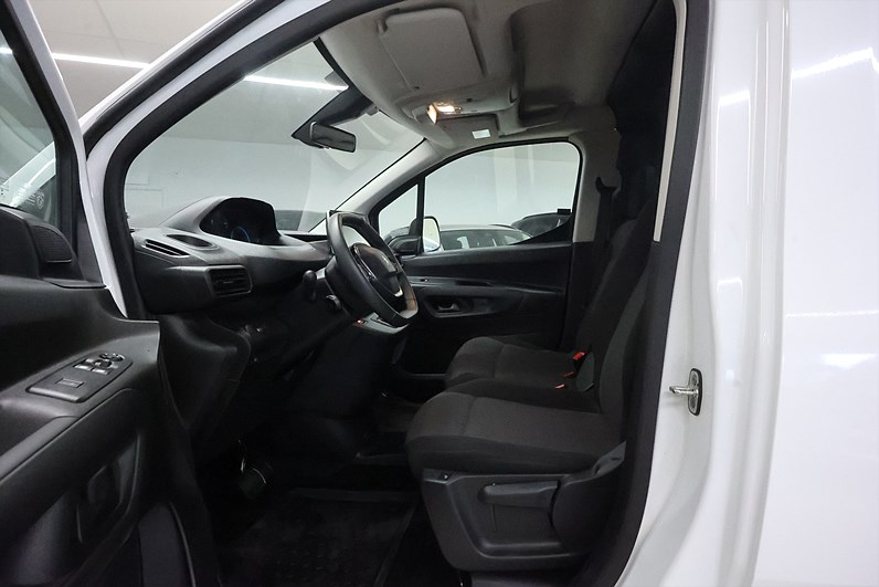 Peugeot e-Partner 136hk L2 V-inrett Drag Värmare Navi MOMS