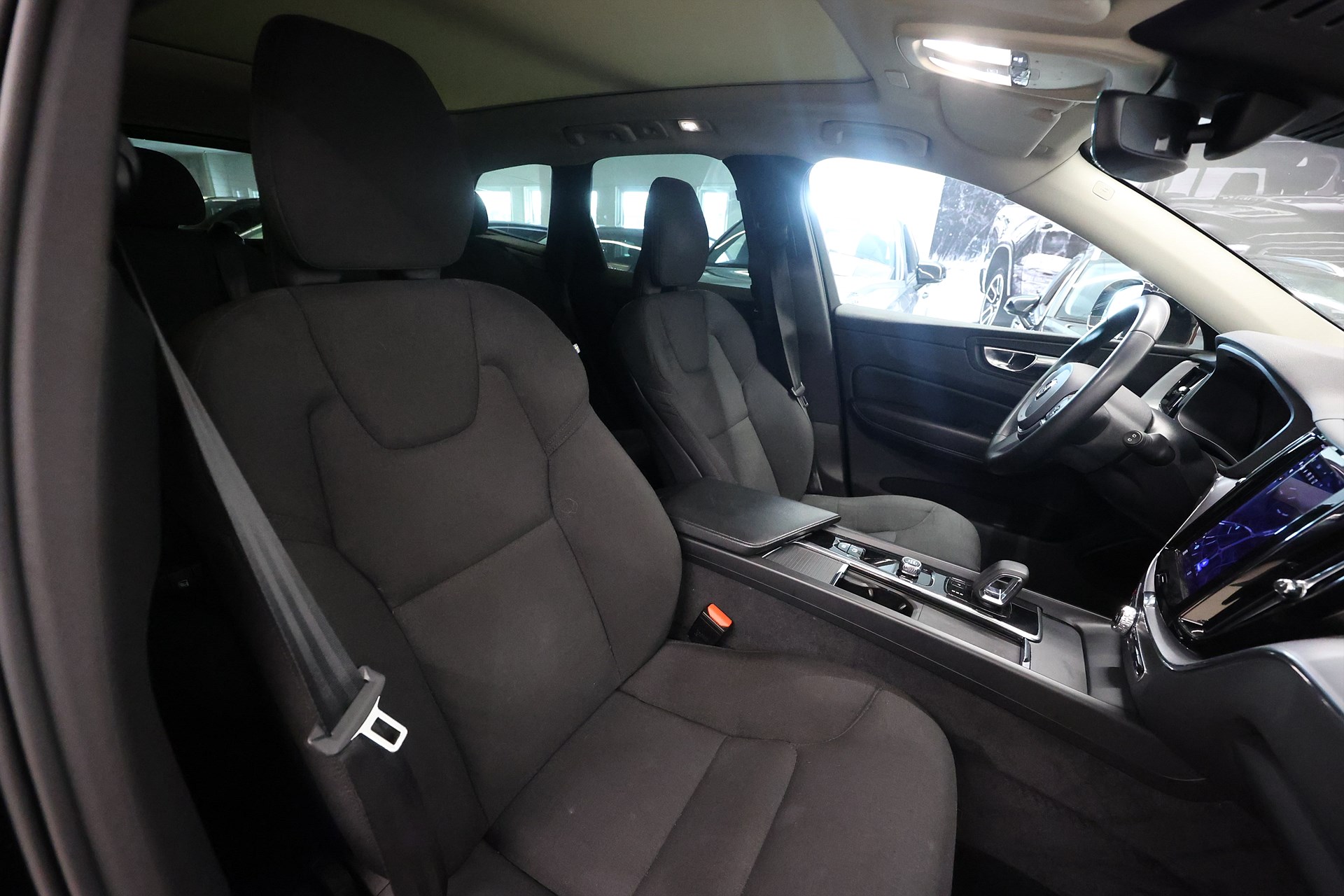 Volvo XC60 Recharge T6 AWD 340hk Momentum Pano Navi Drag