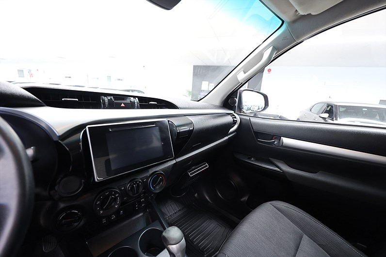 Toyota Hilux 2.4 AWD 150hk Drag B-kamera Värmare MOMS