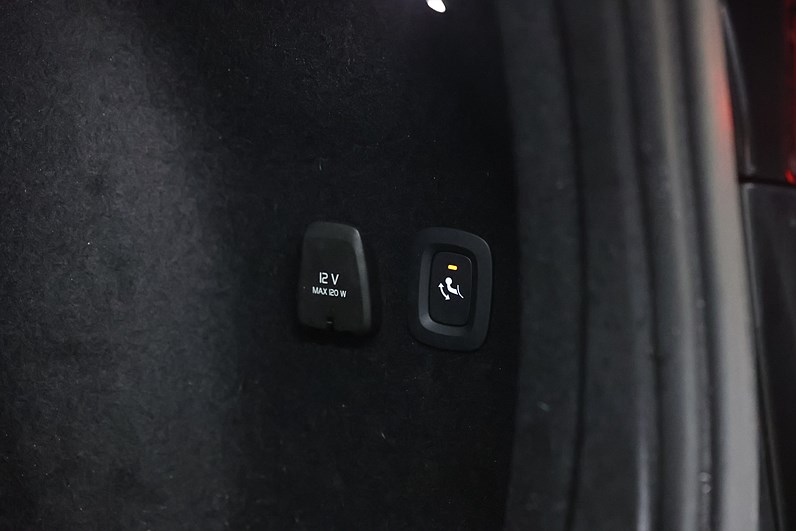 Volvo V60 Recharge T6 AWD 350hk Core H/K Läder Keyless Navi Drag