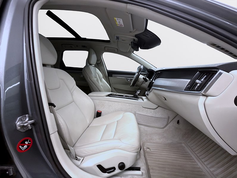 Volvo V90 D5 AWD Momentum Pano HUD Skinn Värmare Drag