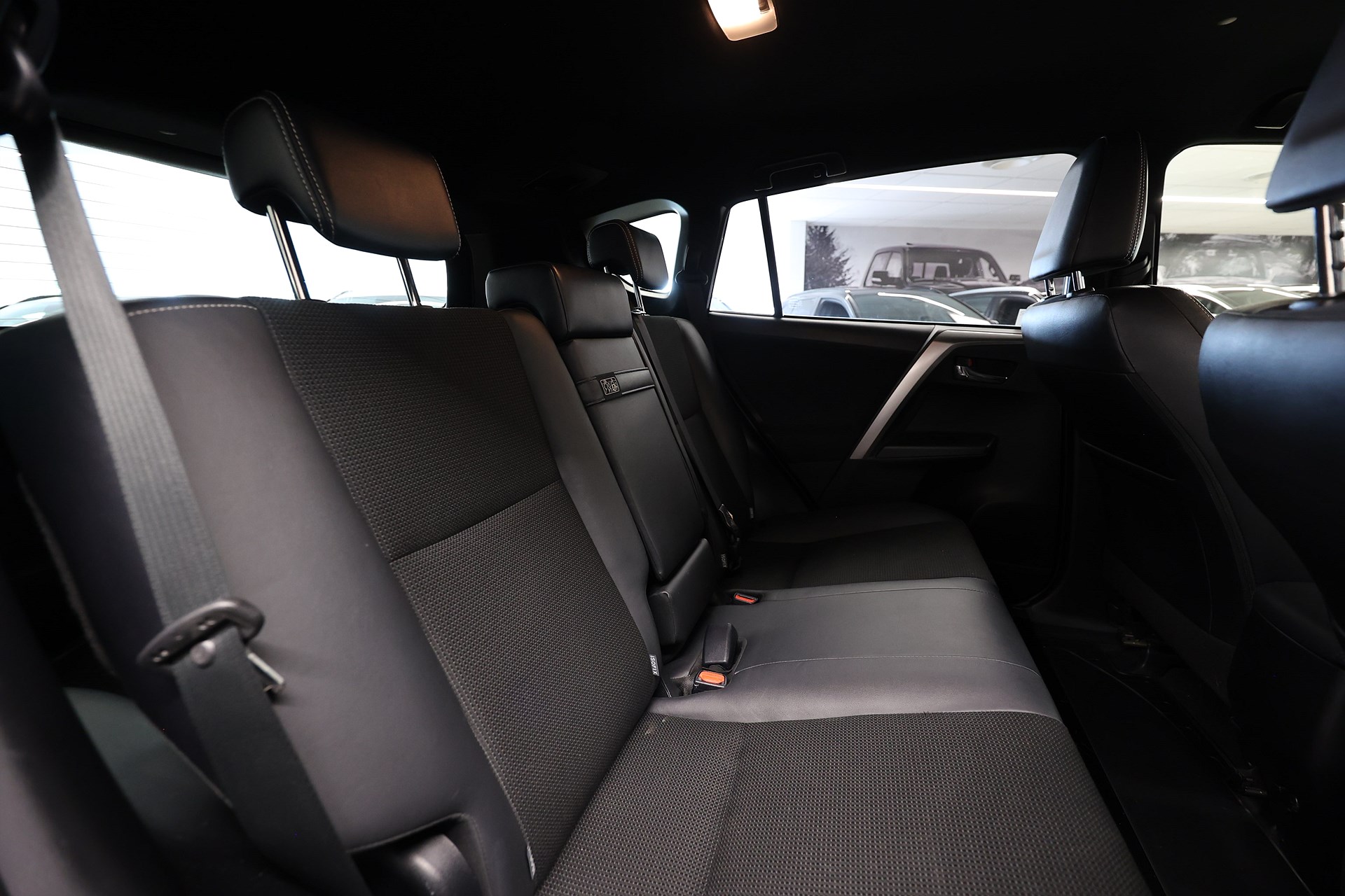 Toyota RAV4 Hyrbid 197hk X-Edition B-kamera Drag MOMS