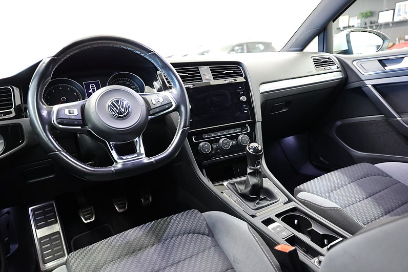 Volkswagen Golf 5-dörrar 1.5 TSI 150hk R Line CarPlay PDC
