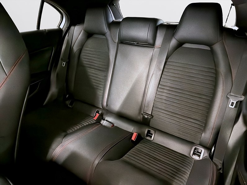 Mercedes-Benz A 180 d 109hk AMG Line Pano B-Kamera Navi