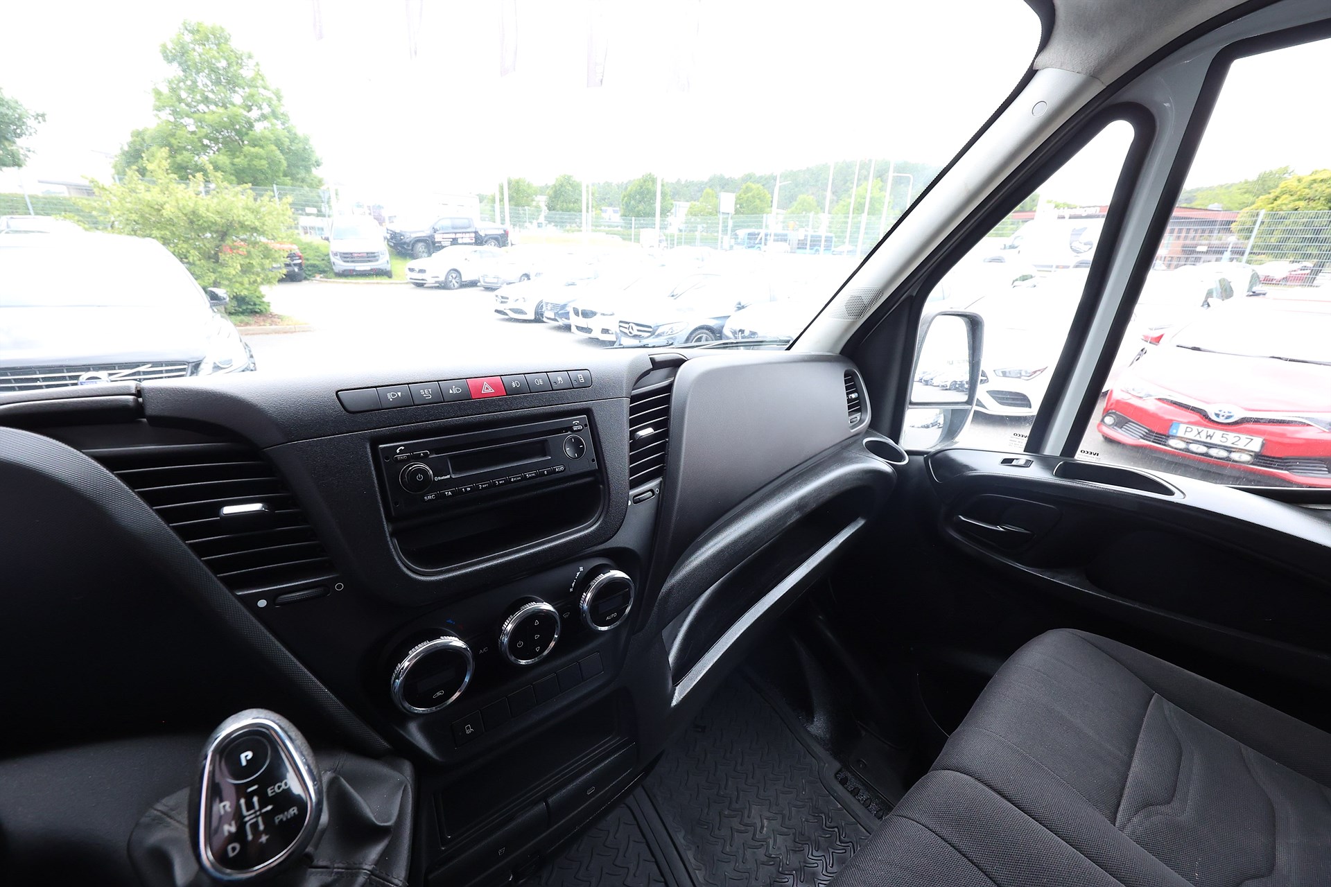 Iveco Daily 35-130 Skåpbil 2.3 JTD Hi-Matic 126hk Värmare 3 sits