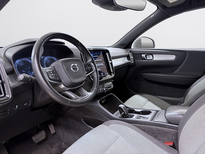 Volvo XC40 B4 AWD 197hk Momentum Navi CarPlay Drag B-Kamera
